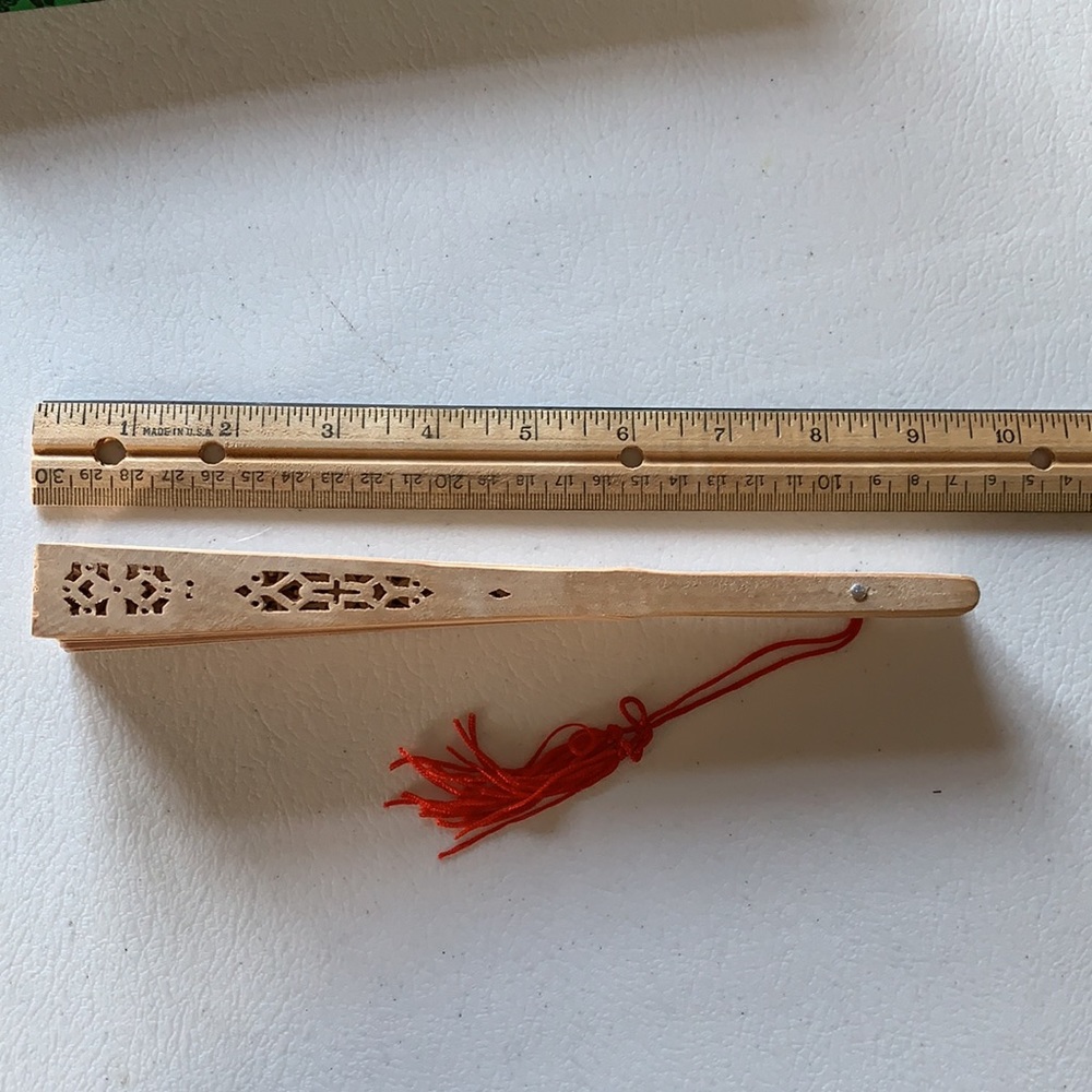 New in Box. Wooden hand fan - Picture 3 of 4